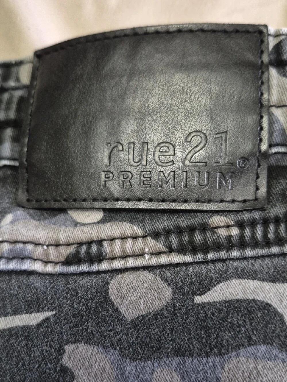Men's Gray Camo Cargo Shorts with Utility Pockets - Picture 4 of 9